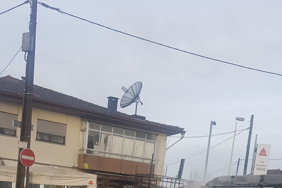 Carrinha consumida pelas chamas em Gondomar