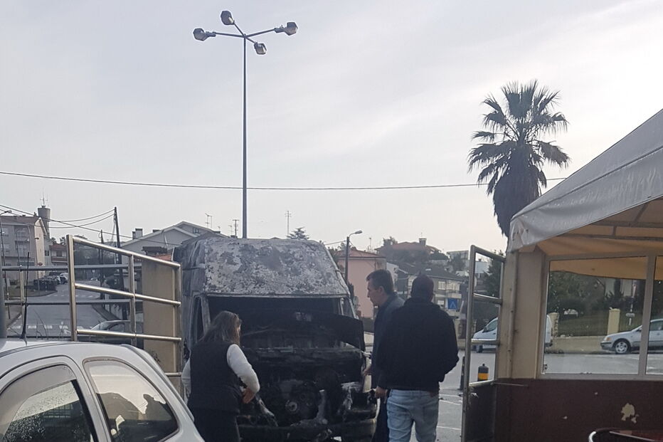 Carrinha consumida pelas chamas em Gondomar