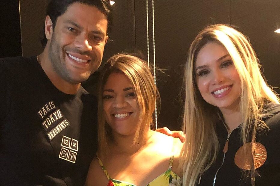 Irmã de Hulk com o jogador e a atual namorada, Camila 