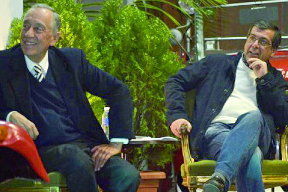 António Teixeira, acusado da prática de crimes de abuso de confiança e furto qualificado, com Marcelo Rebelo de Sousa, na apresentação do livro do sacerdote