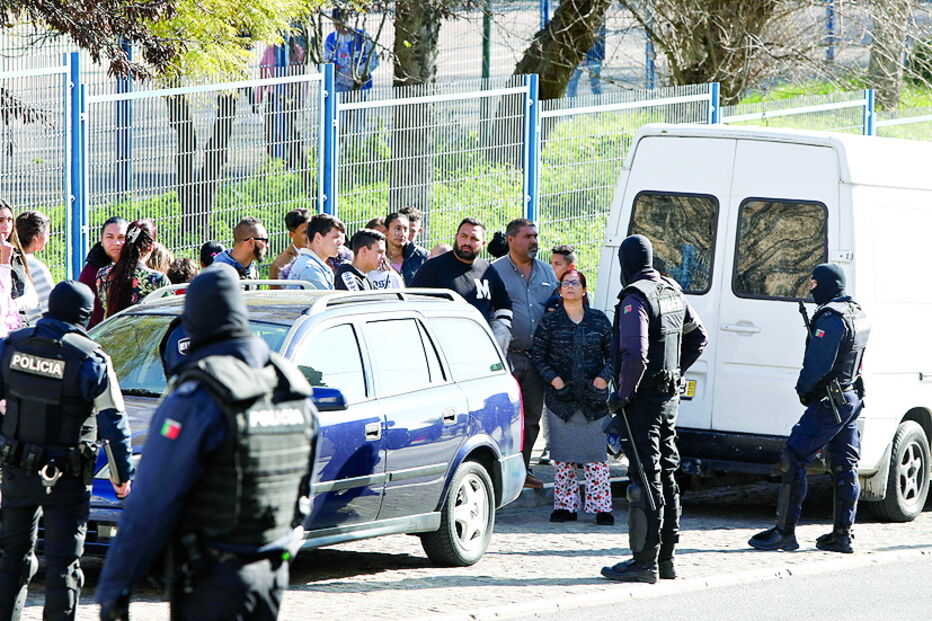 Polícias montaram perímetro enquanto decorriam buscas nos apartamentos 