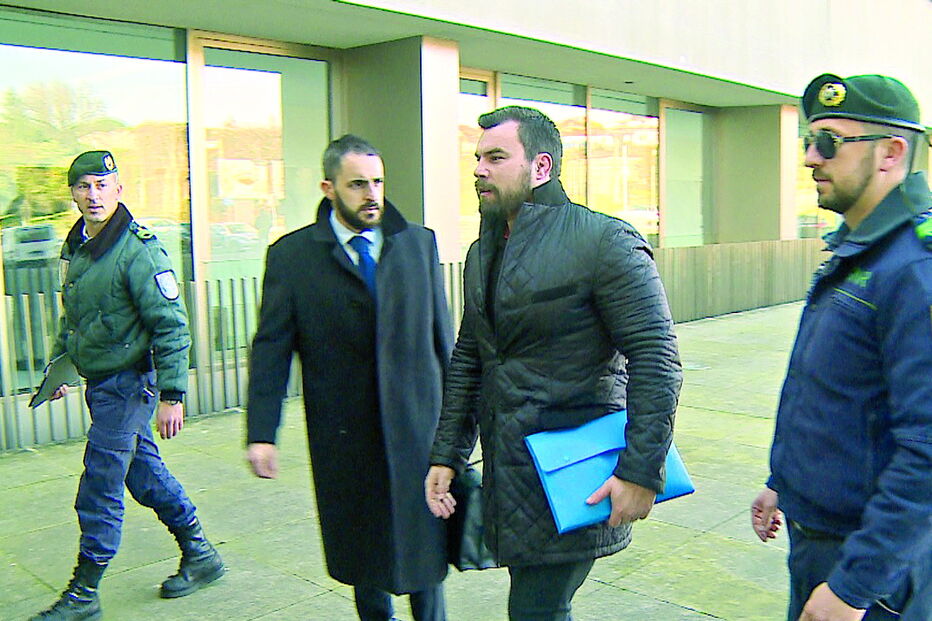 Sérgio Ribeiro, ao centro e com uma pasta, foi ontem ouvido por uma procuradora do Ministério Público, em Famalicão