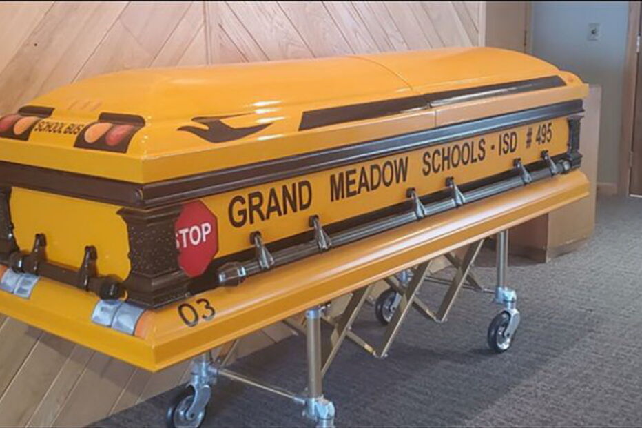 Homem que conduziu autocarro escolar durante 55 anos vai ser enterrado num caixão decorado a rigor