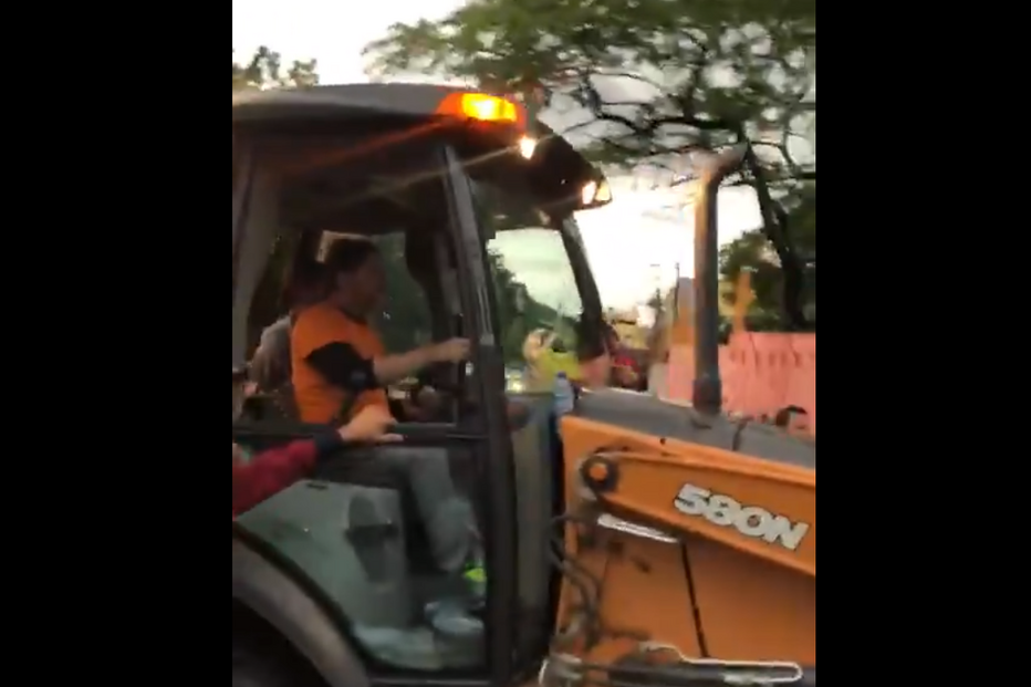 Senador brasileiro baleado ao tentar furar bloqueio de polícias com retroescavadora