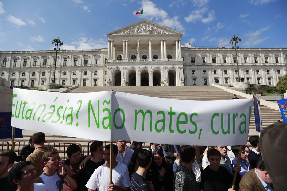Milhares protestam em frente ao Parlamento contra a despenalização da eutanásia