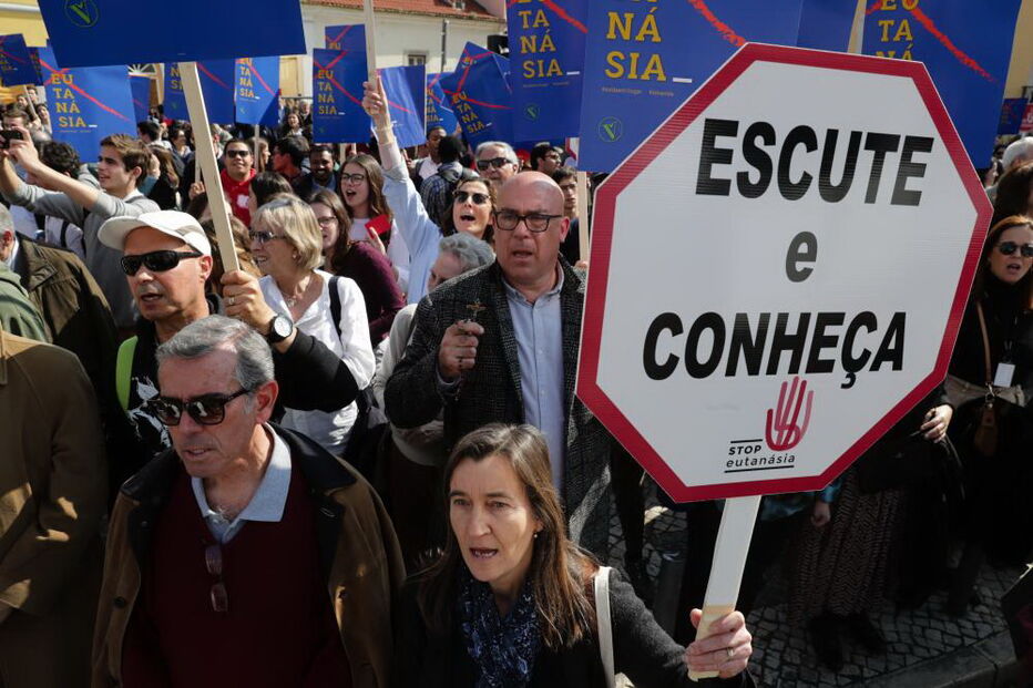 Milhares protestam em frente ao Parlamento contra a despenalização da eutanásia
