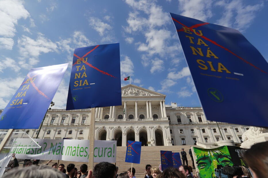 Milhares protestam em frente ao Parlamento contra a despenalização da eutanásia	