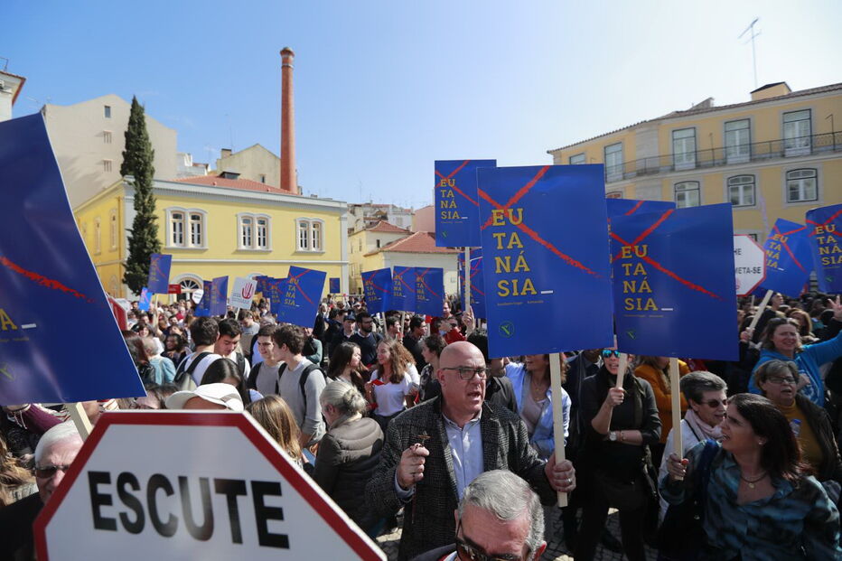 Milhares protestam em frente ao Parlamento contra a despenalização da eutanásia	