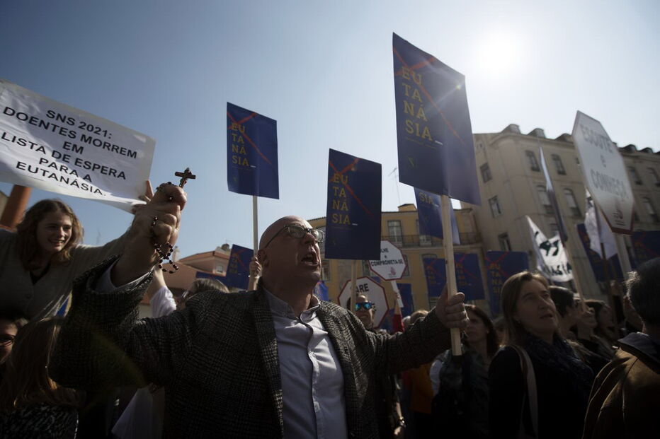 Milhares de pessoas junto ao parlamento contra a despenalização da morte assistida