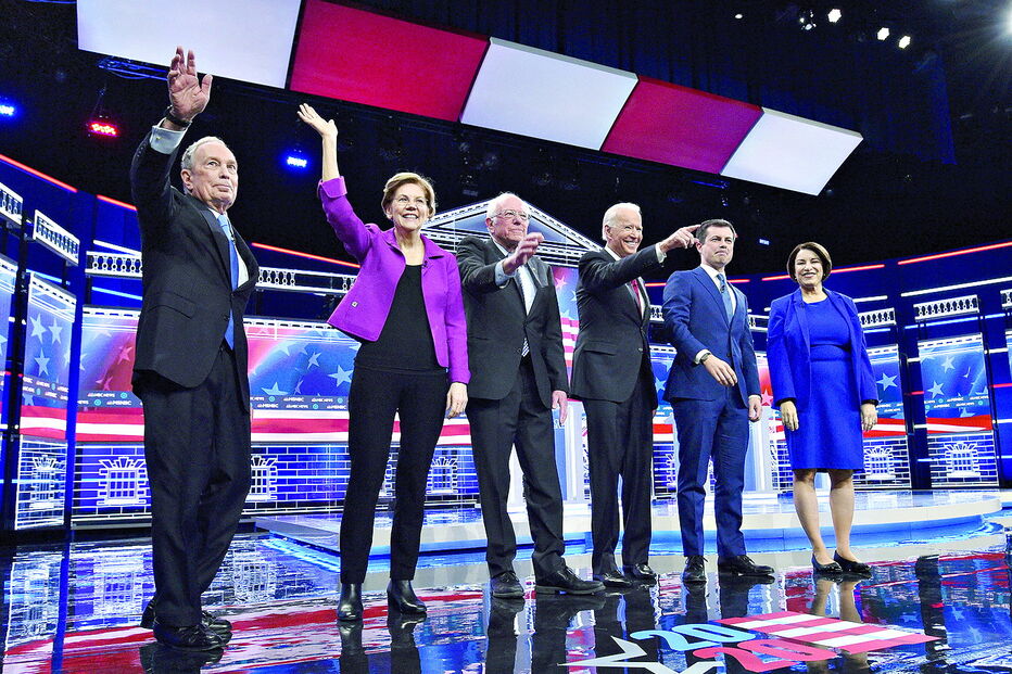 Bloomberg (à esquerda) foi alvo de um ataque concertado dos restantes candidatos democratas no debate  