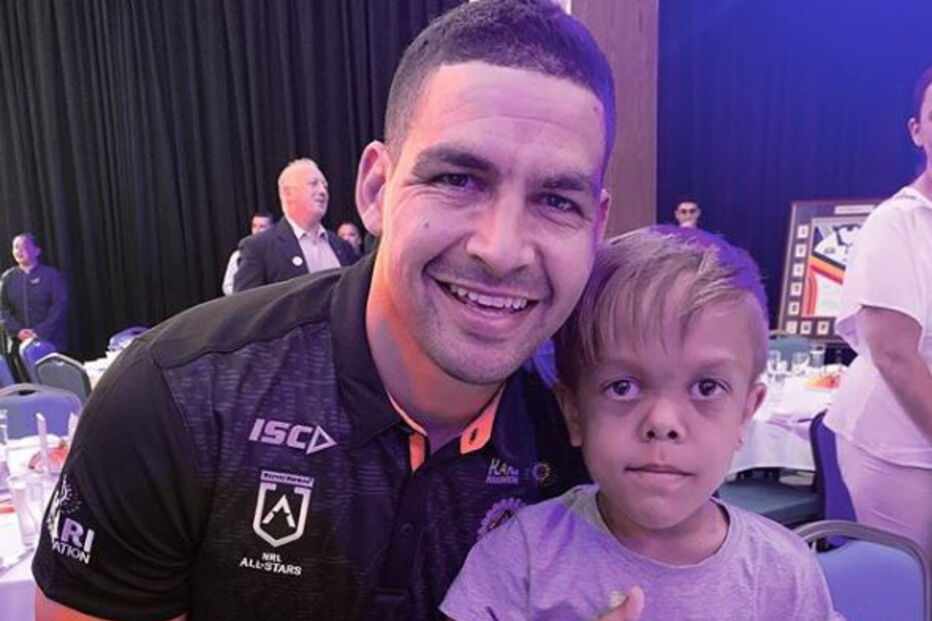 Menino que implorou pela morte após ser alvo de bullying volta a sorrir. Mundo envia mensagens de solidariedade