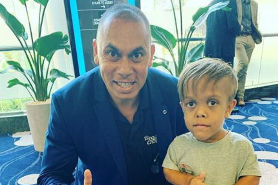 Menino que implorou pela morte após ser alvo de bullying volta a sorrir. Mundo envia mensagens de solidariedade