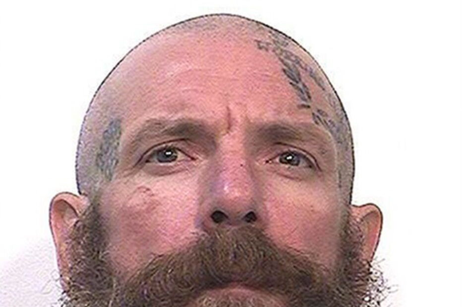 Assassino na cadeia confessa ter matado dois pedófilos atrás das grades com uma bengala