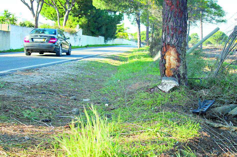 Carro despistou-se e colidiu com um pinheiro, em Quarteira
