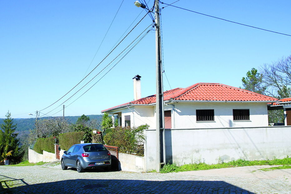 Menina de três anos salva do fogo pelos avós em pânico 