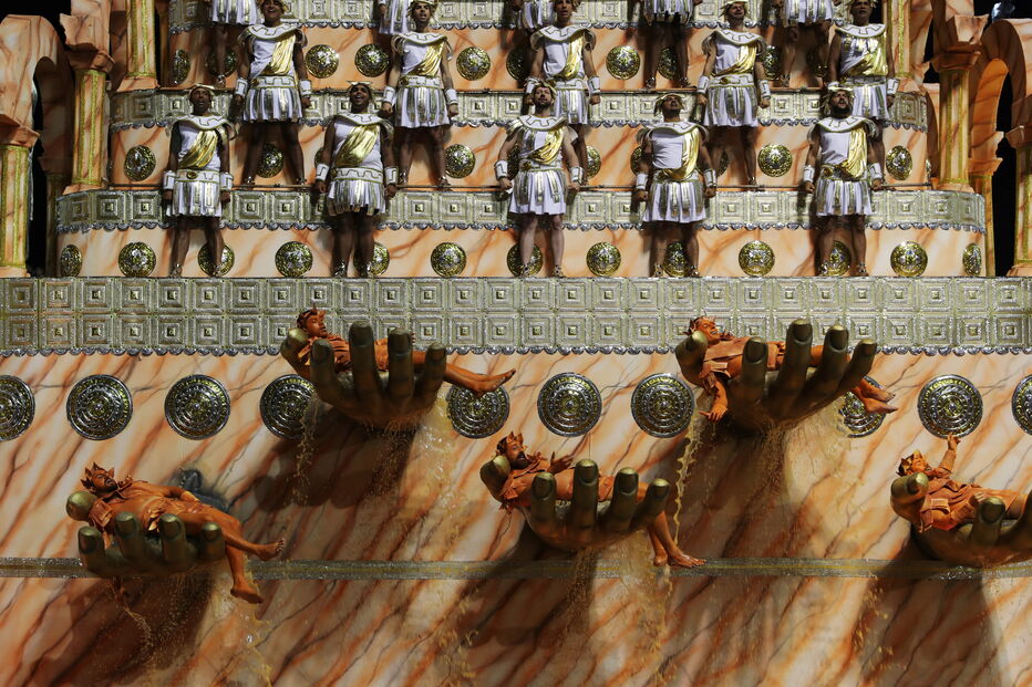 Rei D. Sebastião é destaque na segunda noite de desfiles das escolas de samba de São Paulo