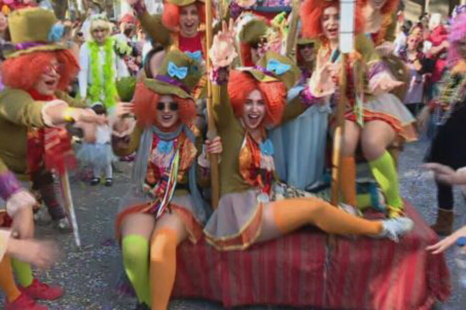 Carnaval de Torres Vedras reúne milhares de foliões em tarde de calor