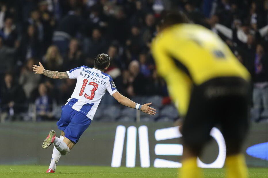 Golo de Alex Telles dá vitória ao FC Porto sobre Portimonense