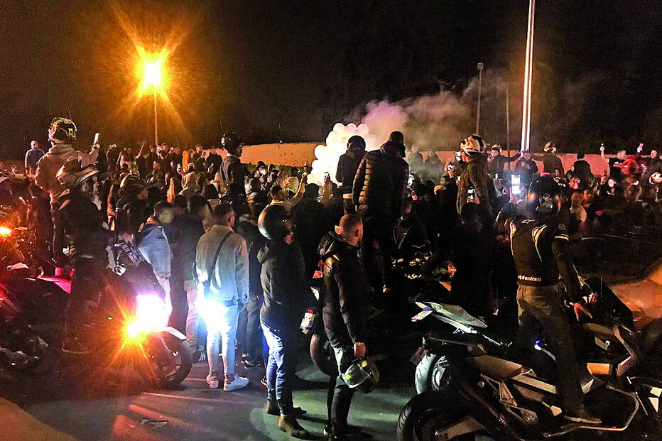 Cerca de 500 pessoas cortaram a Segunda Circular, em Lisboa, em homenagem aos três mortos do acidente de sexta-feira