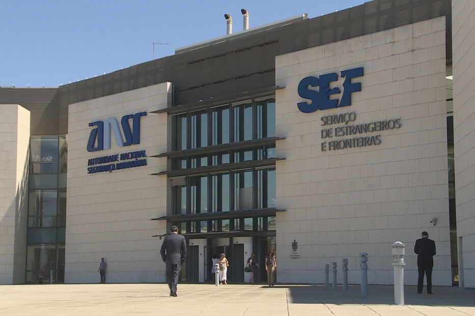 2020-02-24_12_29_46 Mulher expulsa do SEF de arma e crachá.jpg