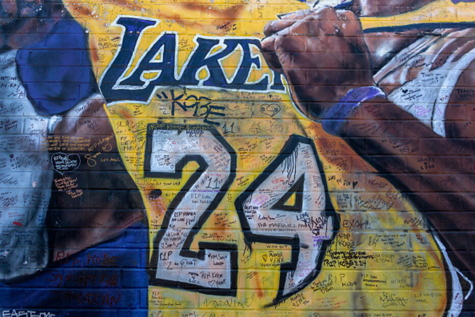 Estrelas da NBA e 20 mil adeptos prestam última homenagem a Kobe Bryant