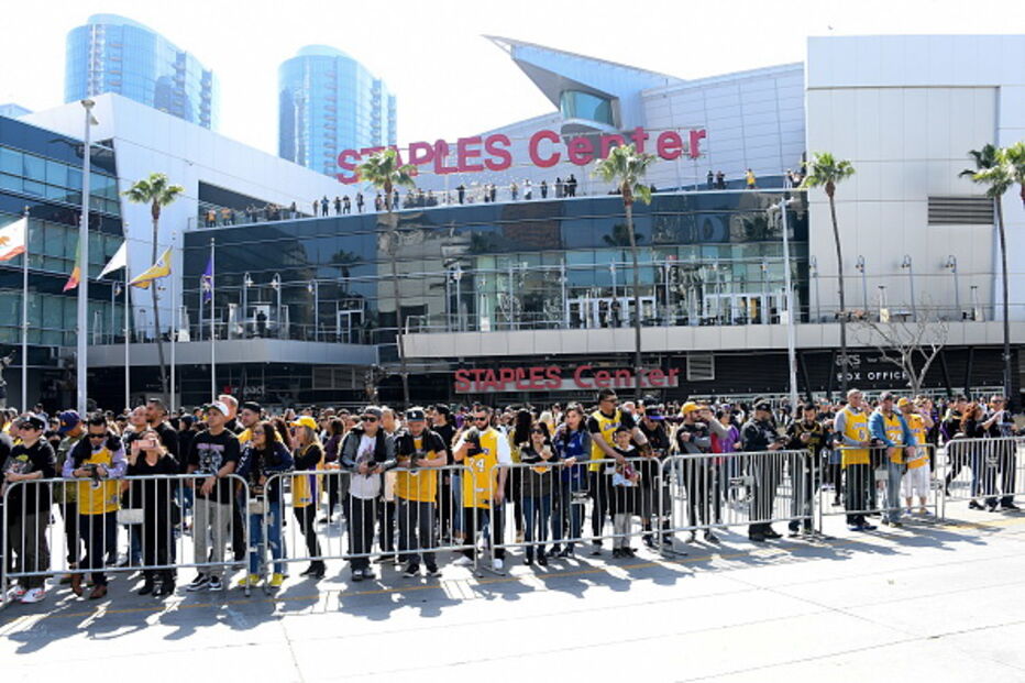 Estrelas da NBA e 20 mil adeptos prestam última homenagem a Kobe Bryant