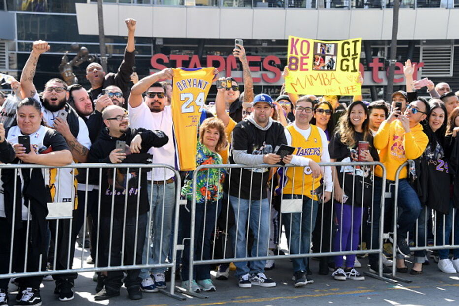 Estrelas da NBA e 20 mil adeptos prestam última homenagem a Kobe Bryant
