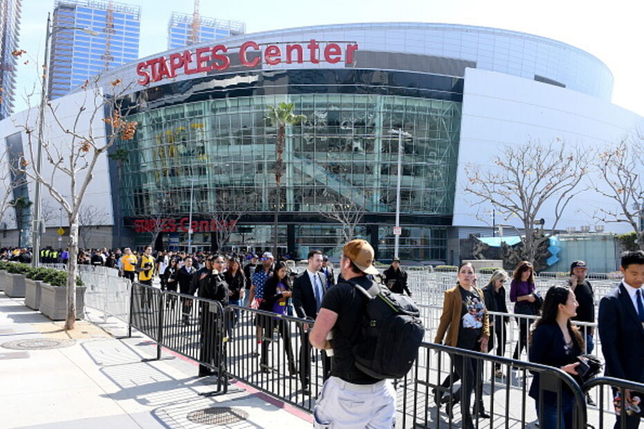 Estrelas da NBA e 20 mil adeptos prestam última homenagem a Kobe Bryant