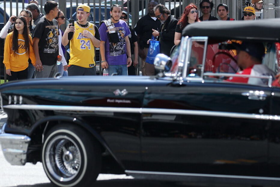 Estrelas da NBA e 20 mil adeptos prestam última homenagem a Kobe Bryant