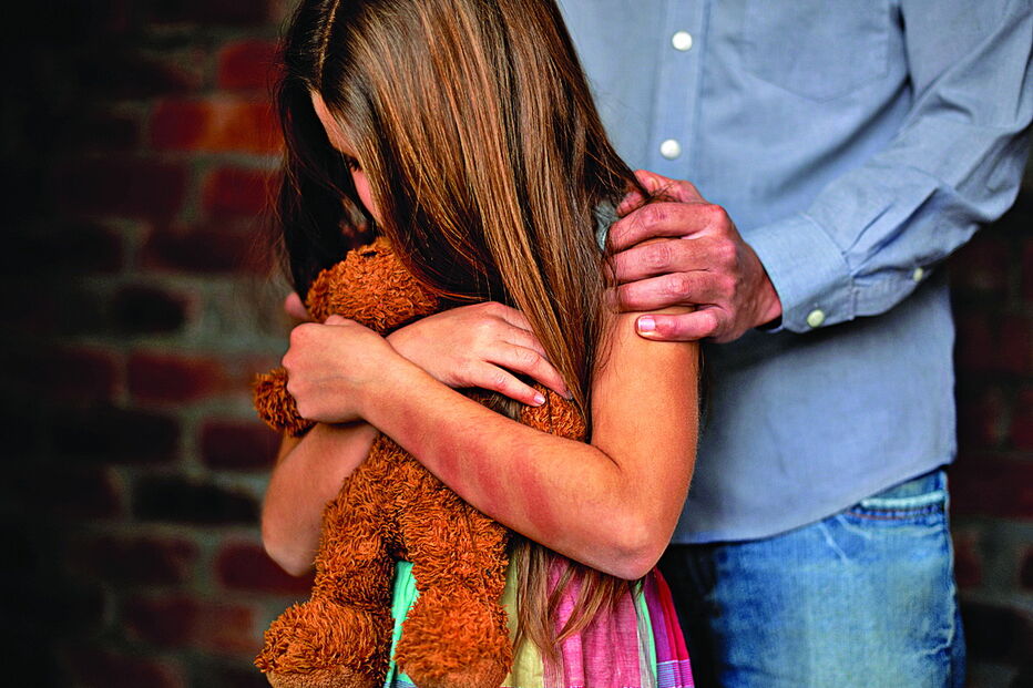 Relatos de abusos sexuais da enteada foram depois confirmados pela filha do predador, de 8 anos, também ela vítima  