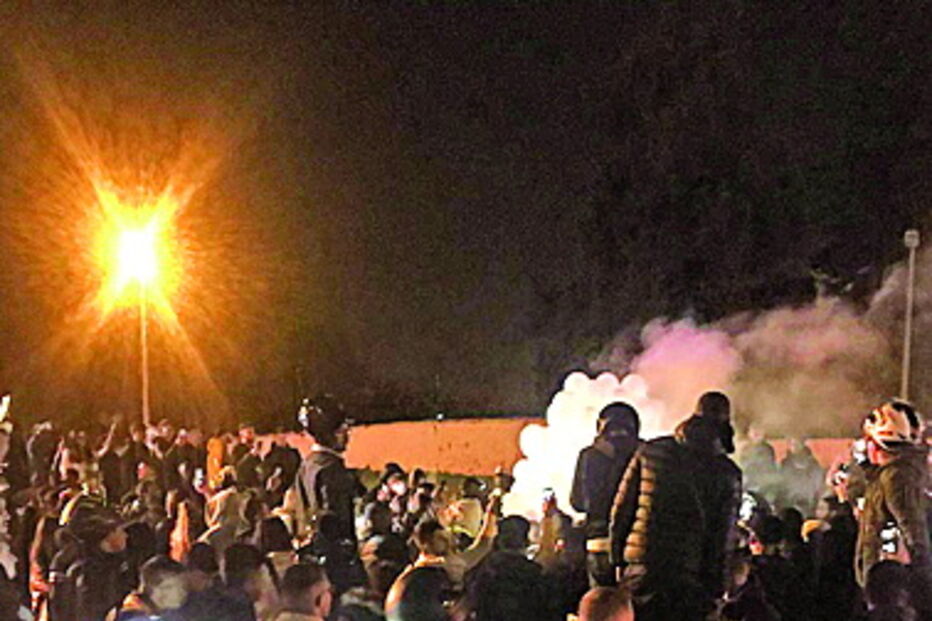 Via foi cortada por 500 pessoas 