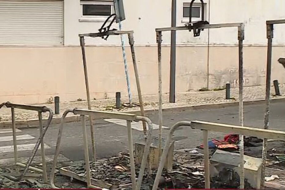 Incêndio destrói carros e contentores em Queijas