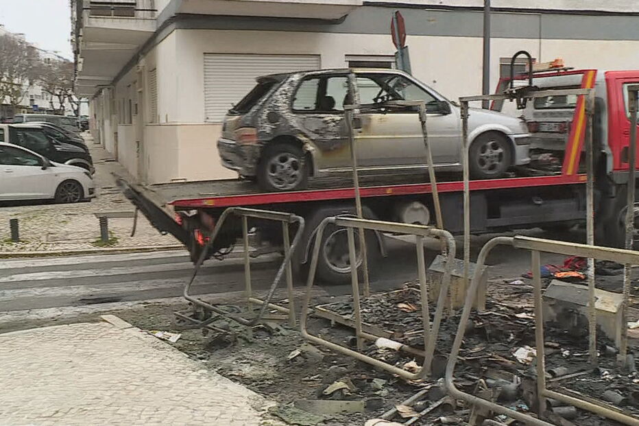 Incêndio destrói carros e contentores em Queijas