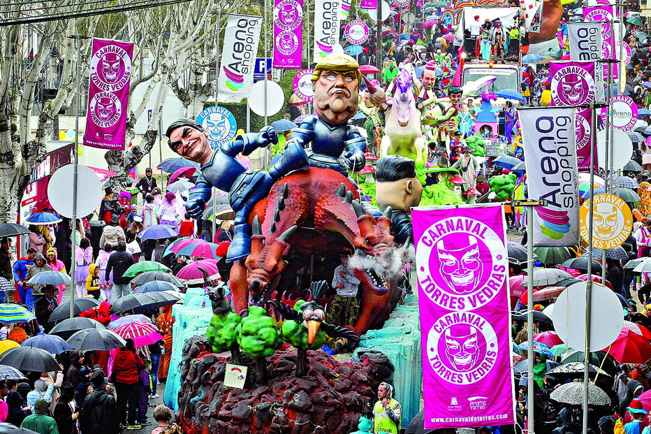 Principais corsos saíram às ruas para deleite dos muitos portugueses e turistas que quiseram participar na festa carnavalesca    