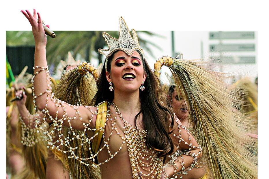 As ruas de Sesimbra viram  ontem muita  dança e música durante o desfile das escolas de samba    