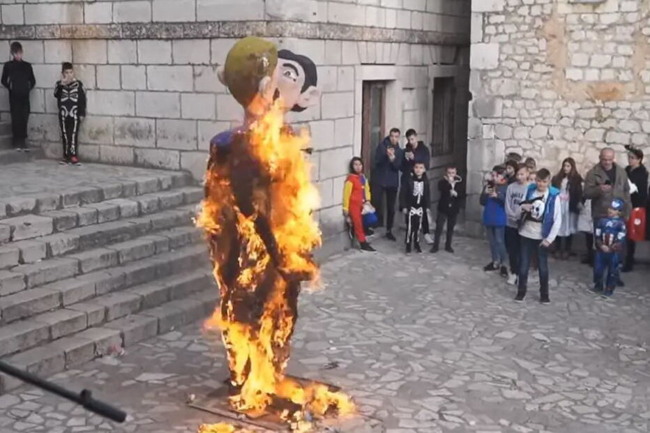 Escultura de casal homossexual com um filho queimada em festival na Croácia