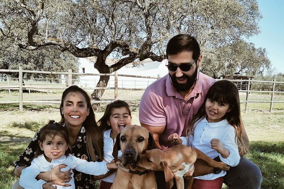 Carolina Patrocínio com o marido, Gonçalo Uva, e as filhas: Diana, Frederica e Carolina