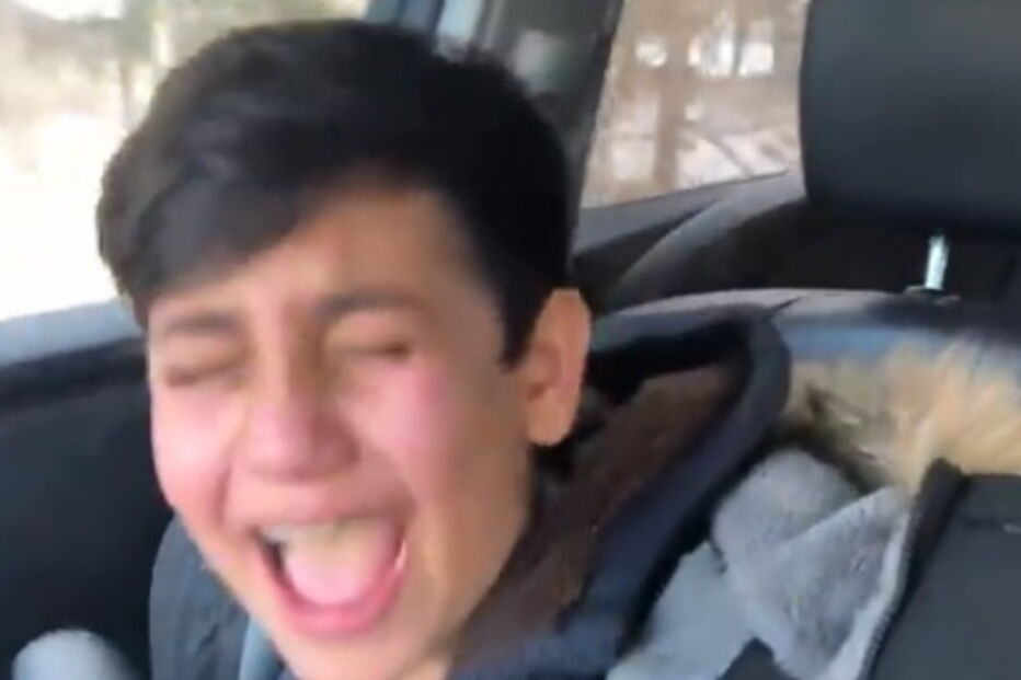 Menino em desespero conta à irmã que ouviu os pais a fazer sexo