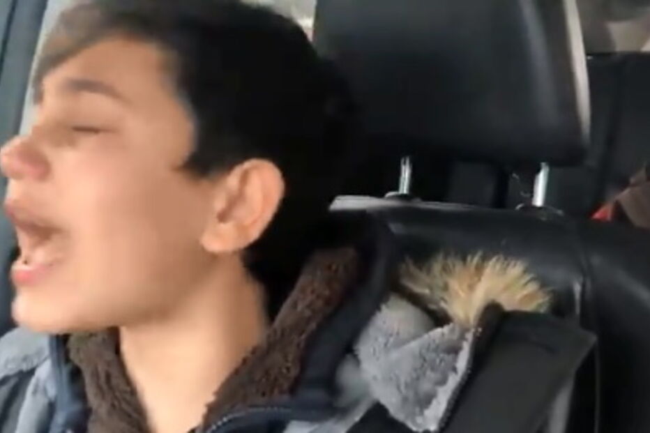 Menino em desespero conta à irmã que ouviu os pais a fazer sexo