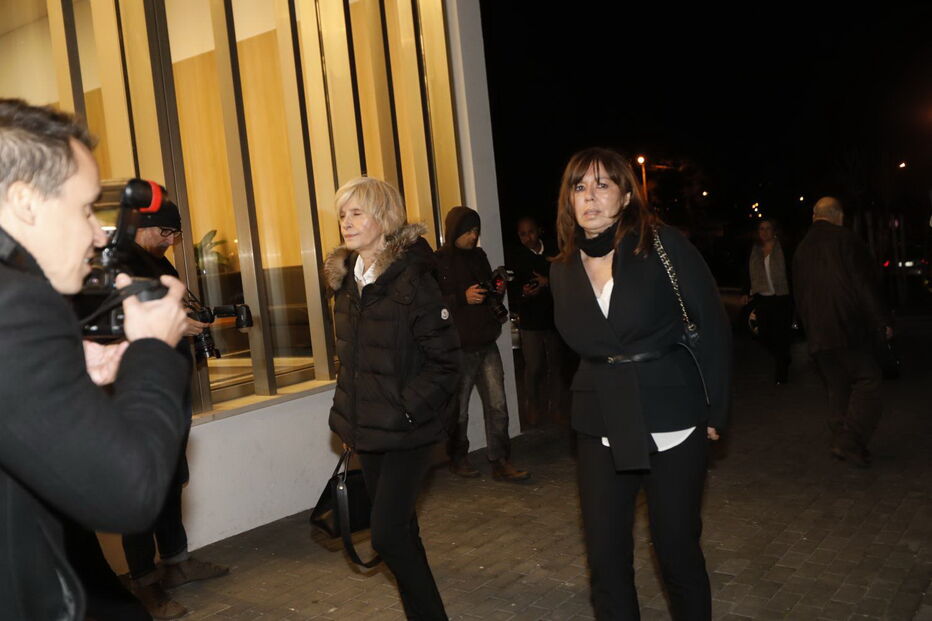 Assunção Esteves e Teresa Leal Coelho no velório de Laura Ferreira, mulher de Passos Coelho