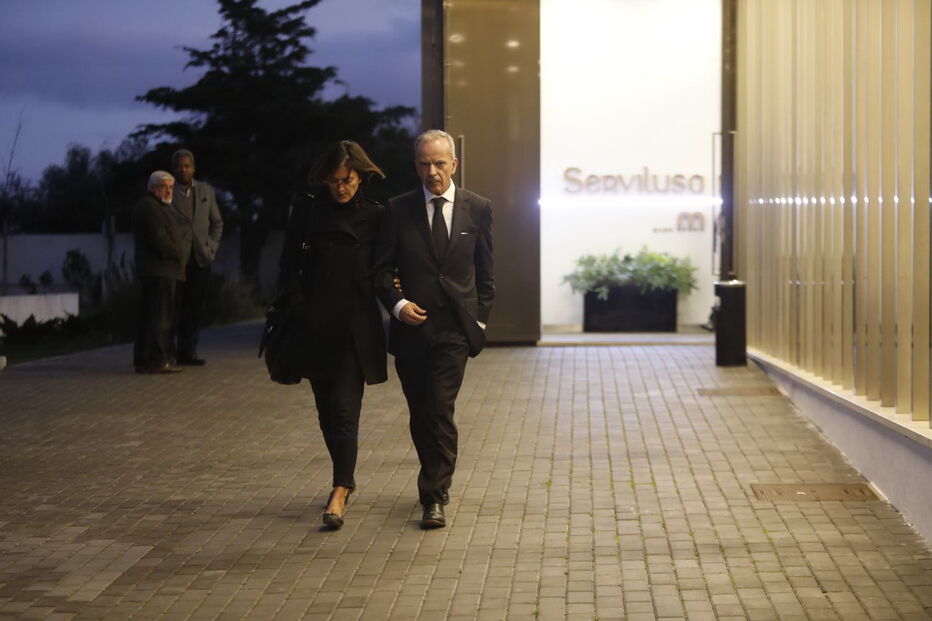 Paulo Teixeira Pinto no velório da mulher de Passos Coelho, Laura Ferreira