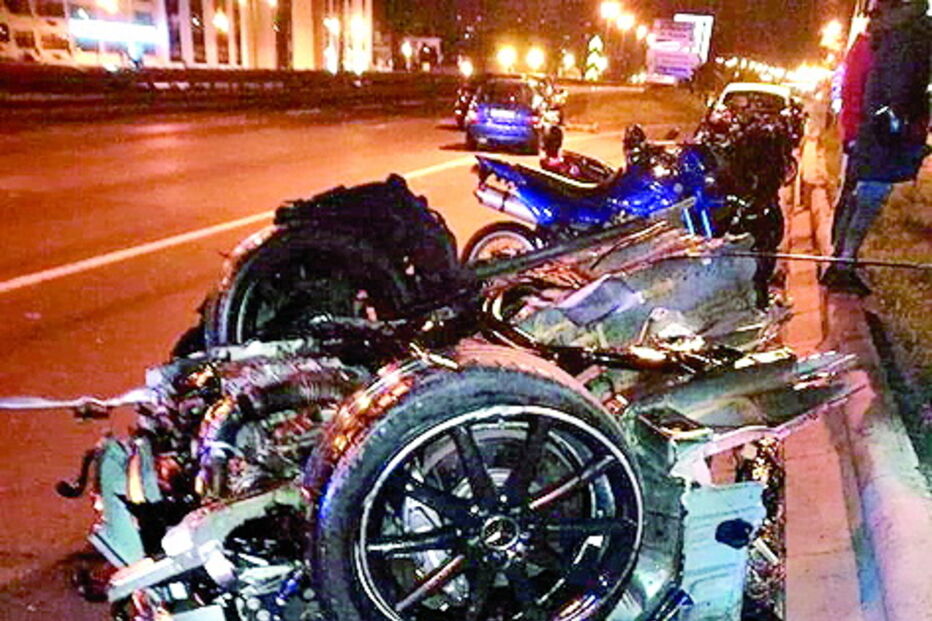 Mercedes GLA 45 AMG ficou partido ao meio depois de derrubar um poste e atingir um pórtico na 2ª Circular.  Os três ocupantes tiveram morte imediata 