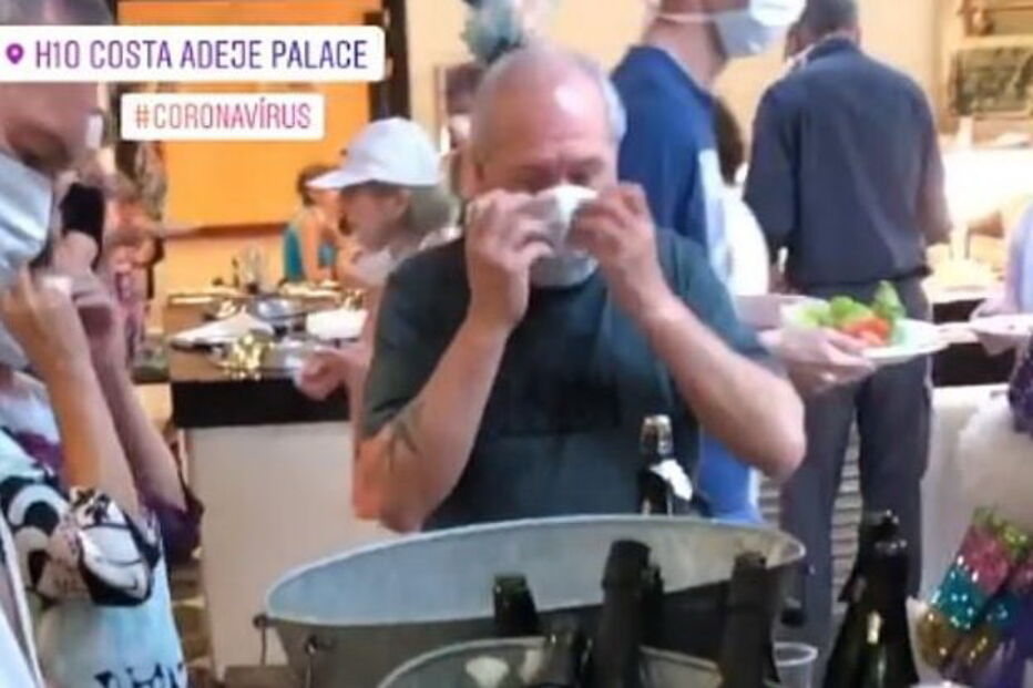 Turistas de máscara e biquíni em hotel de Tenerife