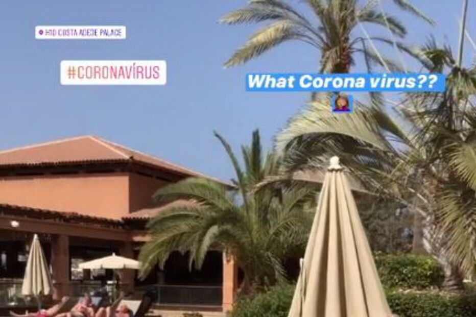 Turistas de máscara e biquíni em hotel de Tenerife