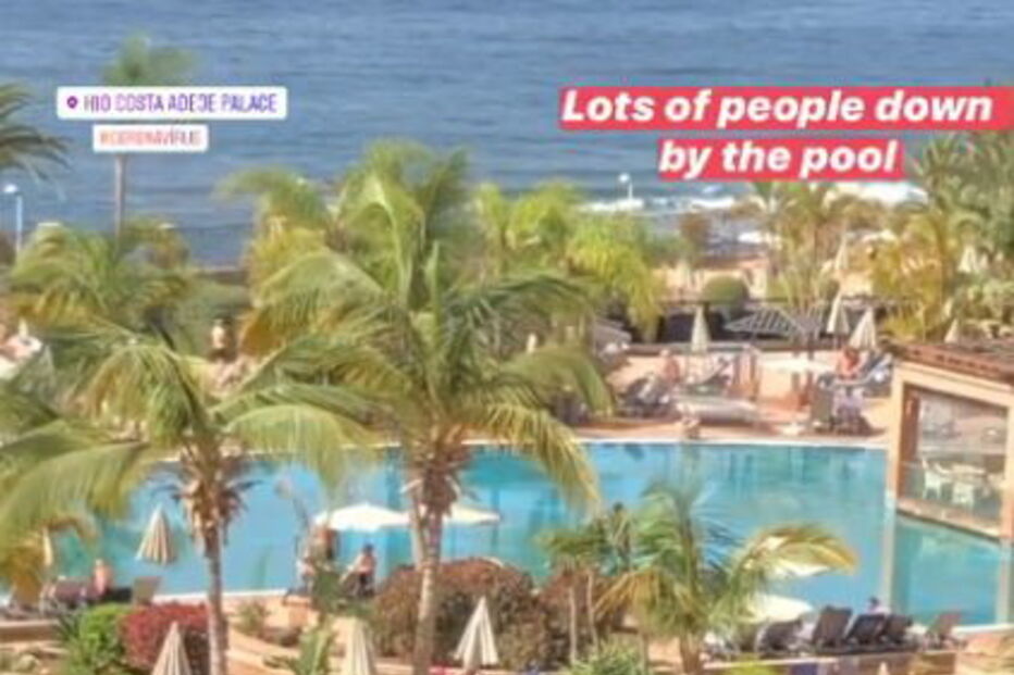 Turistas de máscara e biquíni em hotel de Tenerife