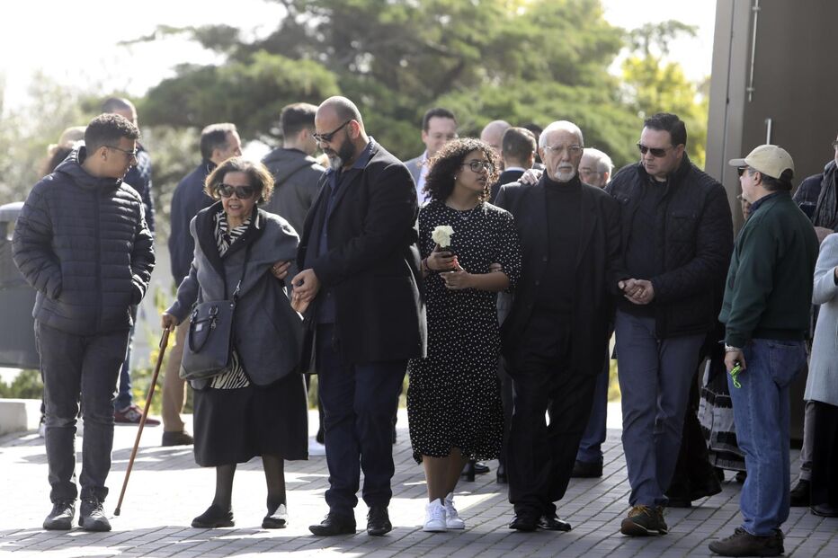 A mãe de Laura amparada pelo marido e os filhos.JPG