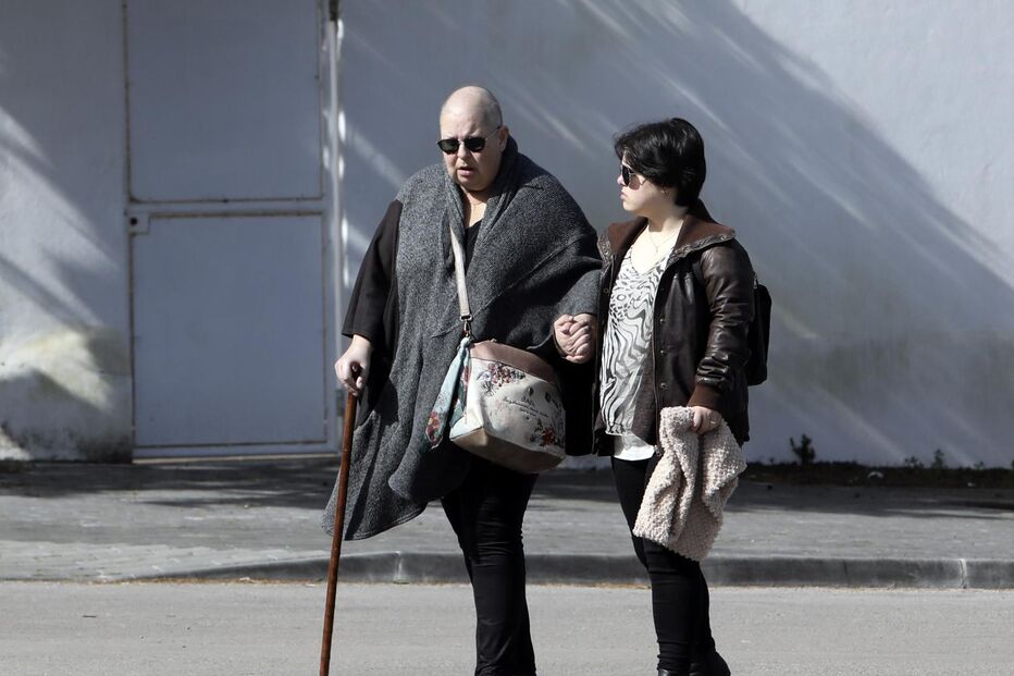 Fátima Padinha caminhava apoiada numa bengala.JPG