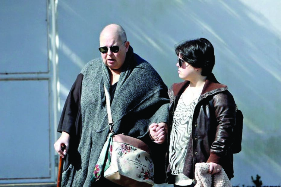 Fátima Padinha apoiada por bengala