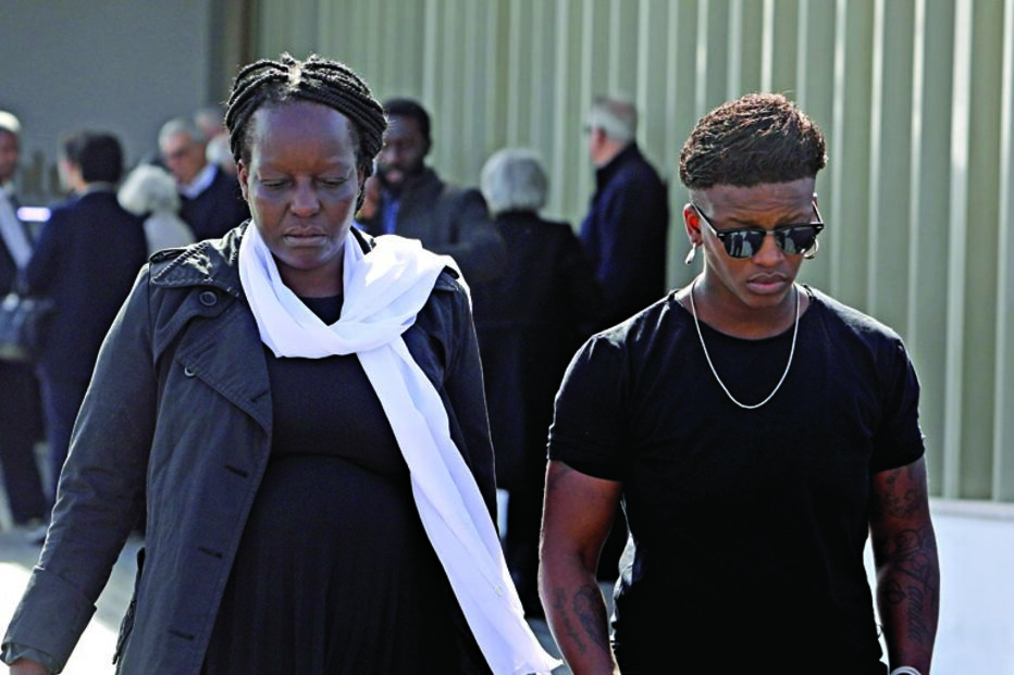 Teresa Rosa nas cerimónias fúnebres da mulher do irmão Passos Coelho visivelmente abatida, ao lado da filha  