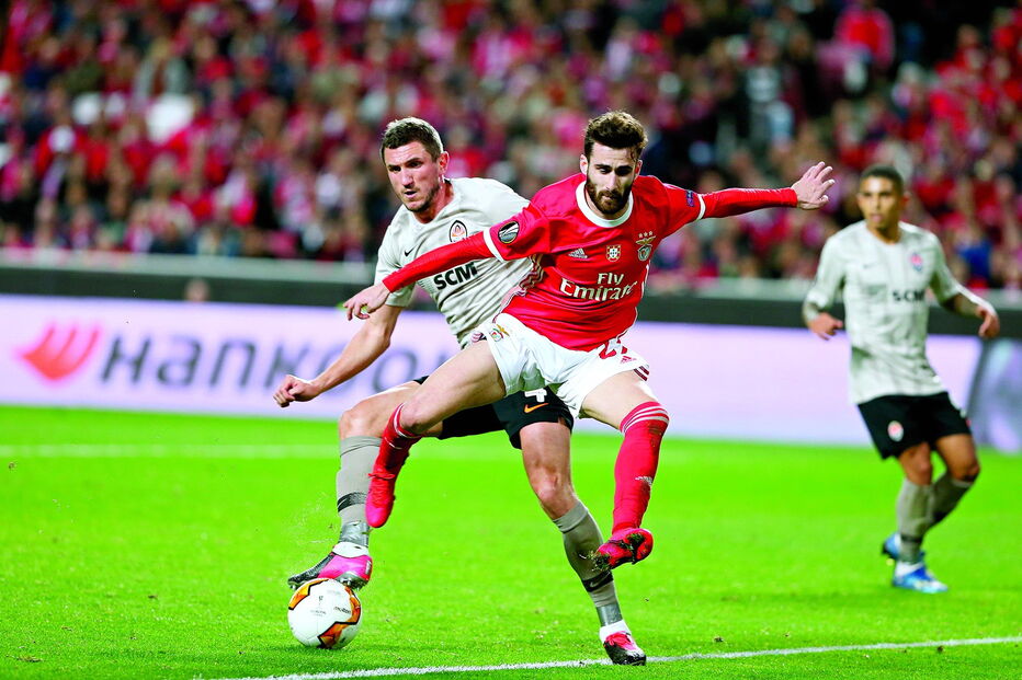 Rafa (Benfica) antecipa-se a Kryvtsov (Shakhtar) em fase do jogo de ontem no Estádio da Luz